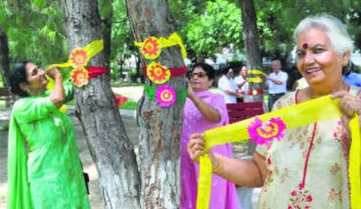 Women in Shahjahanpur Celebrate Raksha Bandhan with a Green Twist: Tying Rakhis to Trees