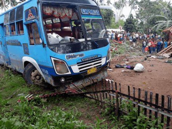 यमुना एक्सप्रेसवे पर ट्रैक्टर ट्राली से भिड़ी बस, 40 लोग घायल