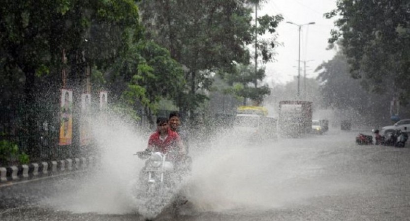 Delhi Hit by Heavy Rainfall: Waterlogging, Traffic Chaos, and Weather Warnings Issued