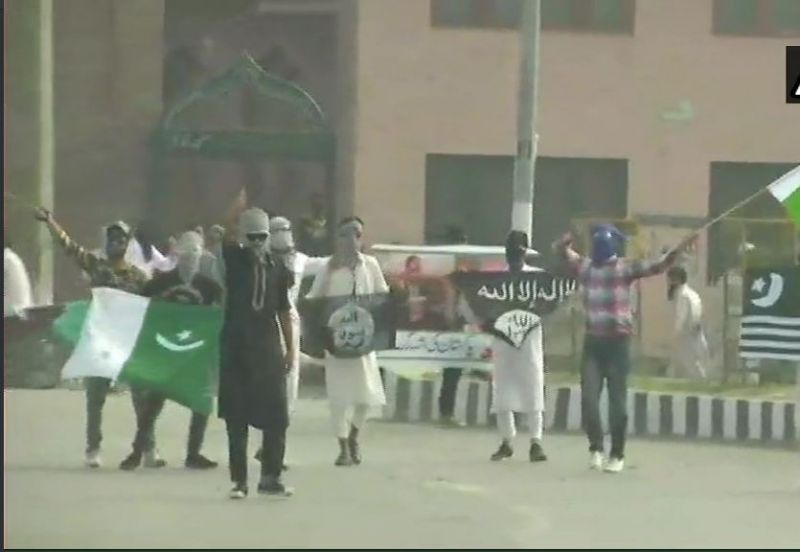 Protesters wave Pakistan and ISIS flags in Srinagar after Eid al-Adha namaz
