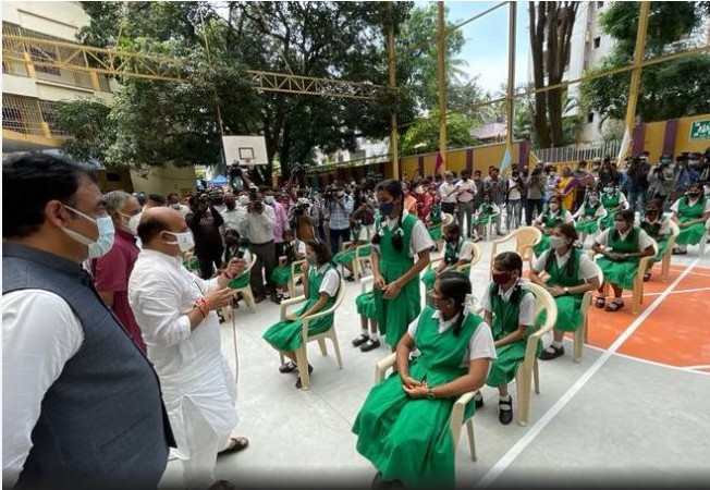 कर्नाटक में  फिर से खुलेंगे स्कूल, सीएम बोम्मई ने छात्रों से की बातचीत