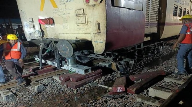 Nagpur bound Shivnath Express train derails at Chhattisgarh