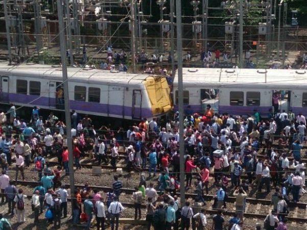 4 coaches of Andheri-CST Harbor local train derails today