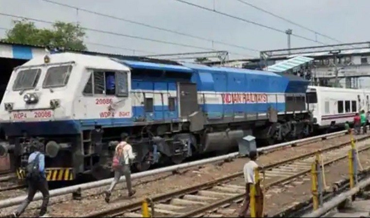 किसानों के विरोध प्रदर्शन के बीच रेलवे ने रद्द की 40 ट्रैन