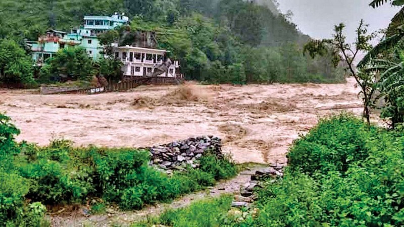 उत्तराखंड के गांव में बादल फटने से मची तबाही