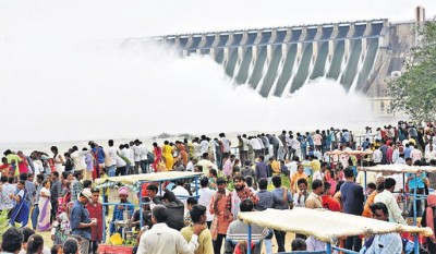 A massive crowd gathers to enjoy the beauty of Nagarjuna Sagar Dam