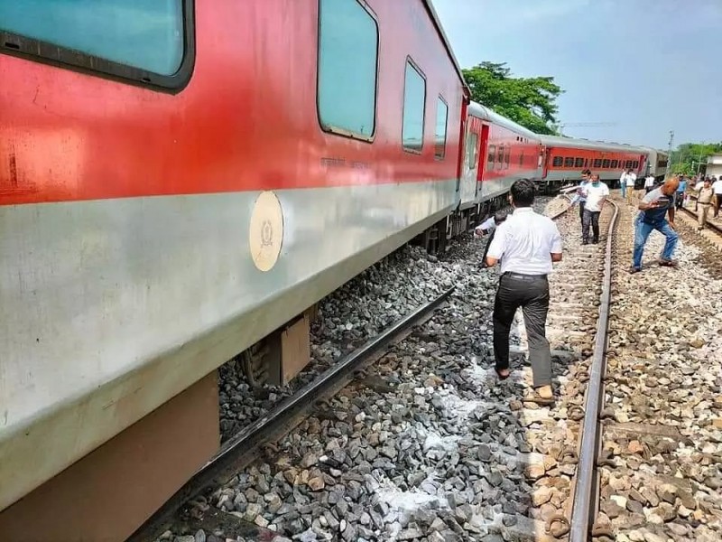 Guwahati-Howrah Special Express train derails
