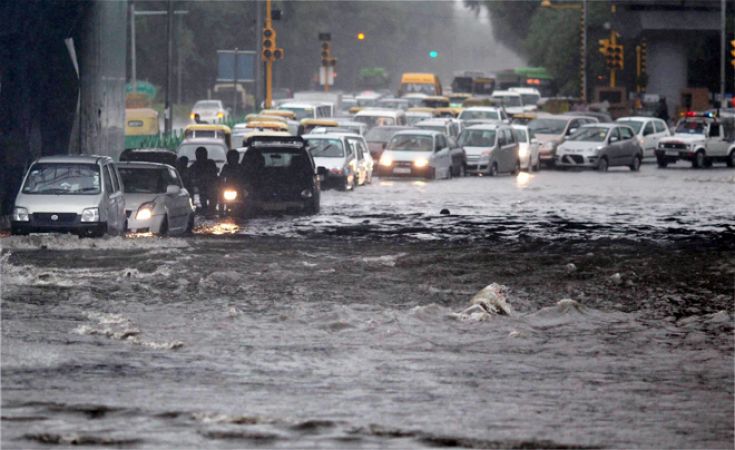 Heavy rain in Delhi NCR, people stranded in a jam