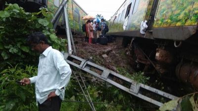 Nagpur-Mumbai Duronto Express has been derailed