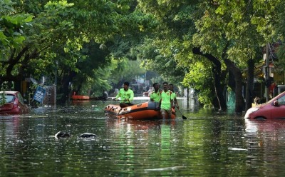 Heavy rains lash Karnataka , Highways flooded, holiday for schools