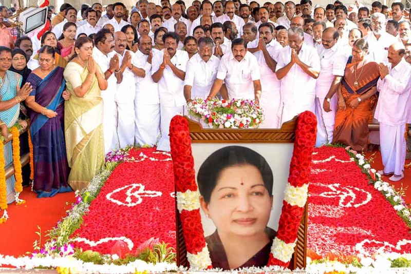 तमिलनाडु के मुख्यमंत्री ने जयललिता को उनकी पुण्यतिथि पर अर्पित की श्रद्धांजलि