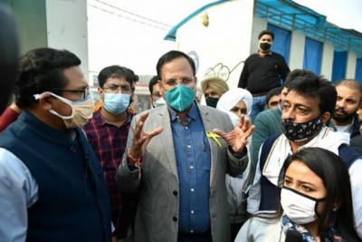 दिल्ली के स्वास्थ्य मंत्री सत्येंदर जैन ने किया सिंघू बॉर्डर का दौरा, जताई चिंताएं