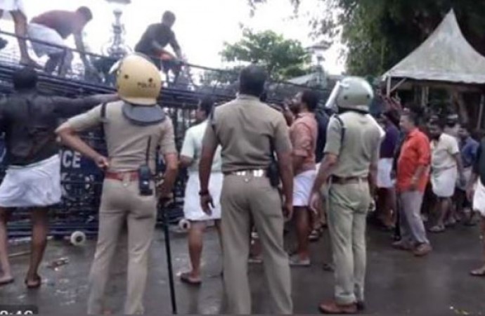 सबरीमाला में बदइंतज़ामी को लेकर केरल सरकार के खिलाफ भाजपा युवा मोर्चा का विरोध प्रदर्शन