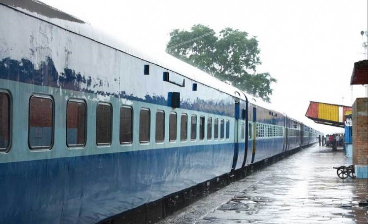 Howrah-Mumbai Mail Train: Two Coaches Uncouple near Uluberia in Bengal