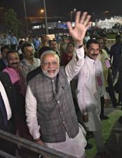 PM Modi waved to huge gathering at the Mangaluru International airport