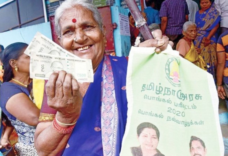 The Hon'ble Minister distributes a special Pongal gift package to the Rice  Family Cardholders | Chengalpattu District,Government of Tamilnadu | India