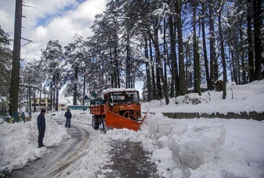 भारी बर्फबारी के बाद सिक्किम में फंसे 275 से अधिक पर्यटकों के वाहन