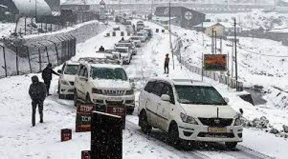 More than 275 tourists' vehicles stranded in Sikkim after heavy snowfall