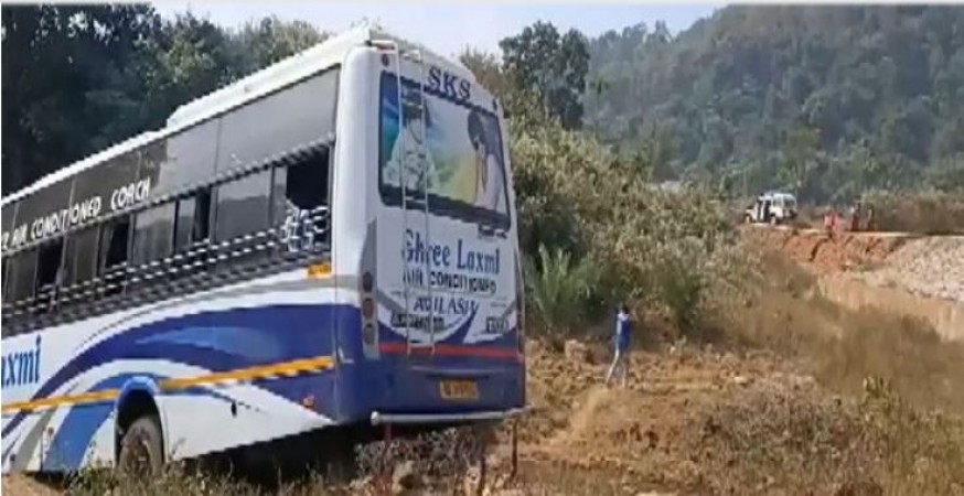 BREAKING! Bus falls into gorge in Odisha's Kandhamal, 32 tourists injured