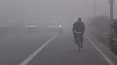 Cold Wave: Thick fog engulfs Delhi,  air quality deteriorates