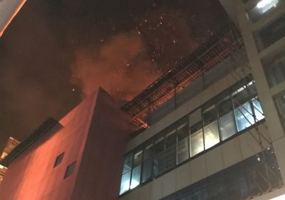 a massive fire broke out in the Kamala Mills compound in  Mumbai 14 dead and 12 injured