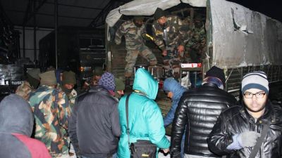 Sikkim :Indian Army rescues 2,500 people stuck due to heavy snowfall near Nathula