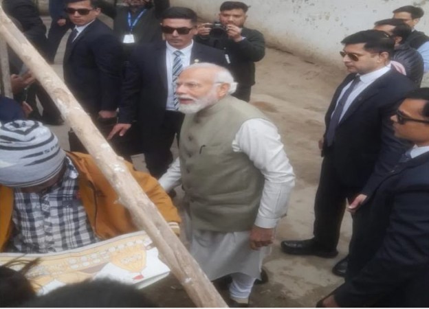PM Modi Surprises Ujjwala Scheme Beneficiary Meera Manjhi During Ayodhya Visit