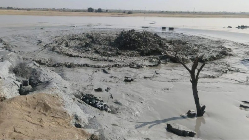 Water continues bursting at the same speed in Jaisalmer, submerged truck and tubewell digging machine cannot be rescued