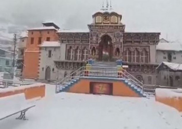 बर्फ से सजे बद्रीनाथ और केदारनाथ मंदिर, जम्मू कश्मीर में भी बदला मौसम