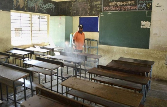 14 छात्र और 3 शिक्षकों के कोरोना संक्रमित होने के बाद पंजाब में स्कूल हुए बंद