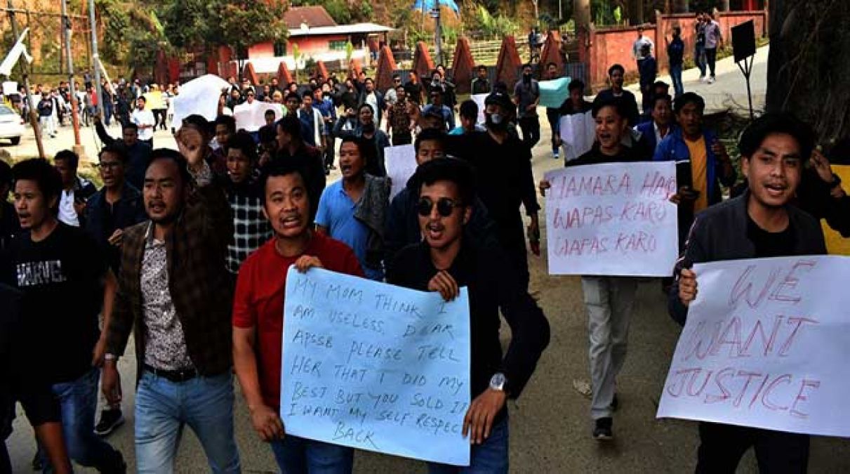अरुणाचल प्रदेश: सैकड़ों उम्मीदवारों ने एपीएसएसबी बोर्ड कार्यालय के बाहर किया विरोध प्रदर्शन