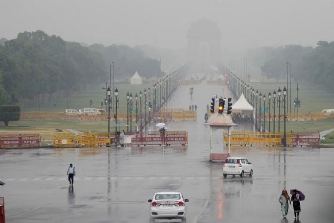 दिल्ली में बारिश से सुहावना हुआ मौसम, IMD ने कहा- अभी और बौछारें पड़ेंगी