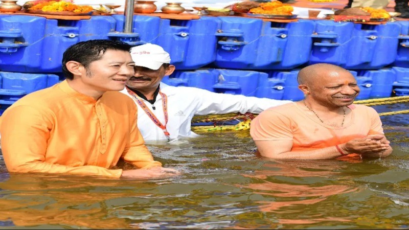 King of Bhutan takes holy dip at Sangam with CM Yogi Adityanath, overwhelmed by the divine spectacle