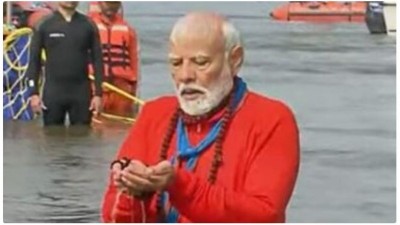 PM Modi Takes Holy Dip at Triveni Sangam During Mahakumbh 2025