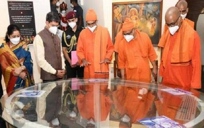तमिलनाडु के राज्यपाल ने स्वामी विवेकानंद की प्रतिमा पर पुष्पांजलि अर्पित की
