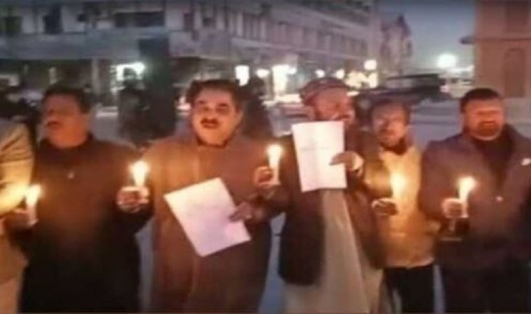 जम्मू कश्मीर में फिर टारगेट किलिंग, आतंकी घटनाओं के खिलाफ भाजपा कार्यकर्ताओं का कैंडल मार्च