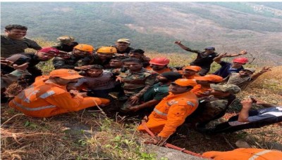 केरल: सेना ने पहाड़ में फंसे युवकों को  बचाया