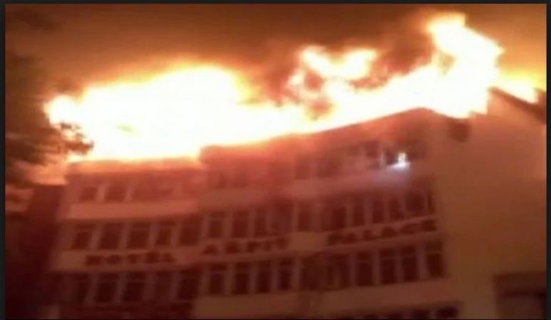 Delhi: Fire broke out at Karol Bagh hotel, 9 dead