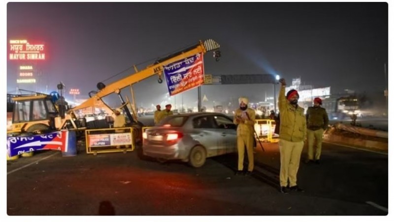 Farmers' Protest 2.0: Traffic Snarls at Delhi-Gurugram Border Ahead of 'Delhi Chalo' March, Watch