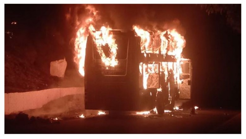 रायगढ़: बस में लगी अचानक आग, खुद की जान बचाने में भागे छात्रों के प्रमाण पत्र हुए राख