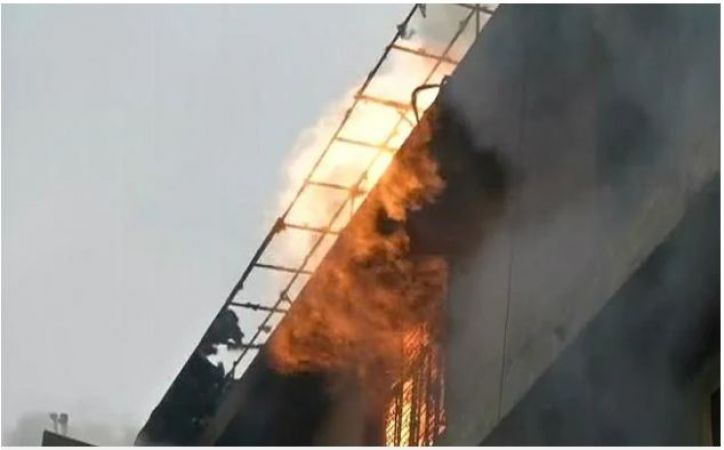 Delhi: Two massive fire incidents in the last two days, greeting card factory fire broke out