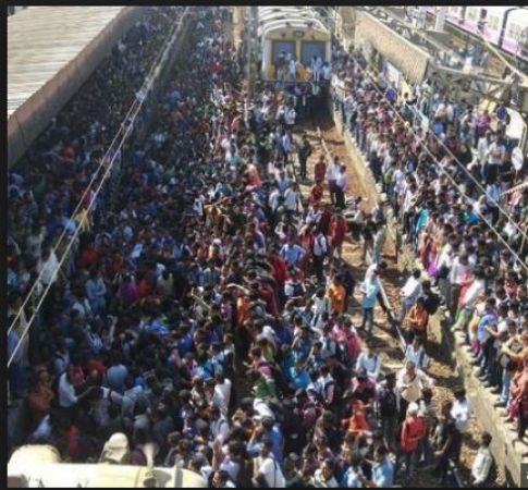 Pulwama Terror attack: Protesters blocked the railway tracks In Maharastra