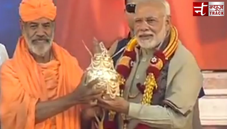 Watch Live Bahubali Maha-Masthak-Abhisheka Mahotsava :Swami Charukiriti Bhattarak felicitates PM Modi