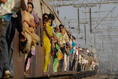Commuters attack a journalist in Mumbai local train