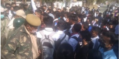 सामान्य कक्षाएं बहाल करने की मांग को लेकर छात्रों ने किया विरोध प्रदर्शन, तो पुलिस ने कर डाला ये काम