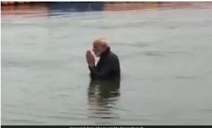 Watch….PM Narendra Modi took a holy dip in Kumbh Mela