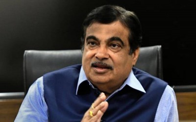 Gadkari asks the auto manufacturers to increase the local products in the components to 100 pc.