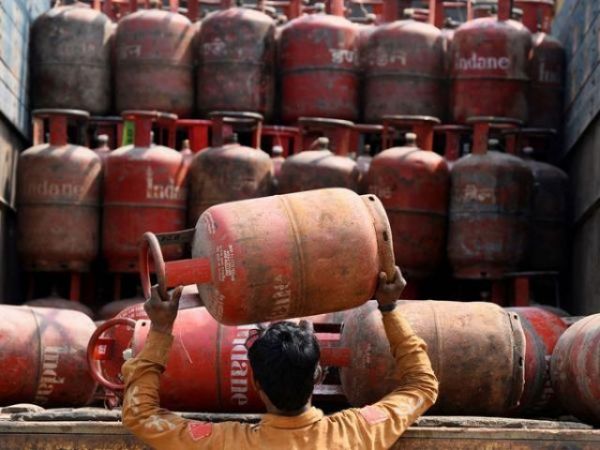 Modi Government on New Year's eve cut subsidised LPG price by Rs 5.91; non-subsidised rate decrease by Rs 120.50