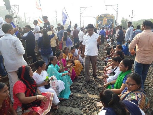 Maharashtra bandh:  Blocked Train services start again on Western line