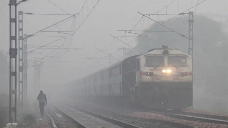 Cold Wave and Dense Fog Disrupt Travel Across North India